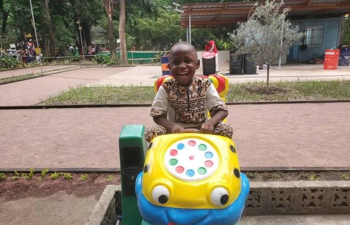 Una verdadera “trampa para turistas” en Brazzaville, ¡los niños se lo pasan genial!