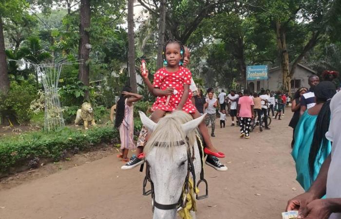 Una verdadera “trampa para turistas” en Brazzaville, ¡los niños se lo pasan genial!