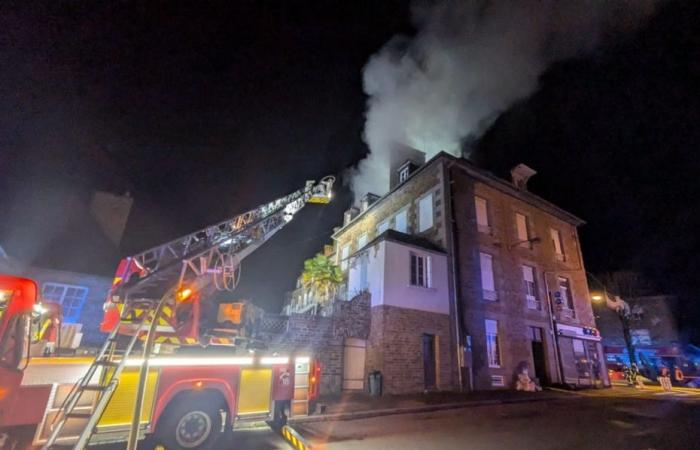 Espectacular incendio nocturno en Saint-Hilaire-du-Harcouët