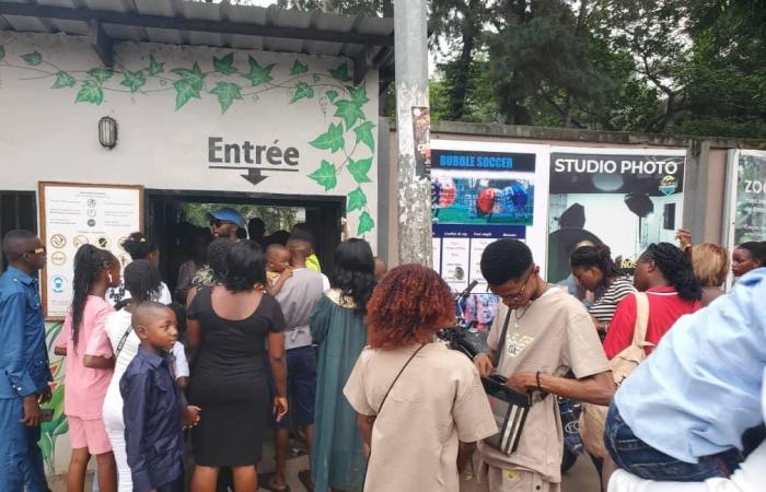 Una verdadera “trampa para turistas” en Brazzaville, ¡los niños se lo pasan genial!