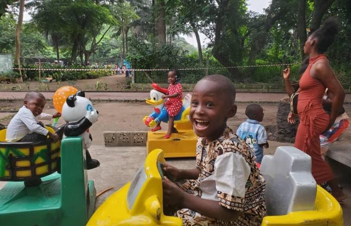 Una verdadera “trampa para turistas” en Brazzaville, ¡los niños se lo pasan genial!