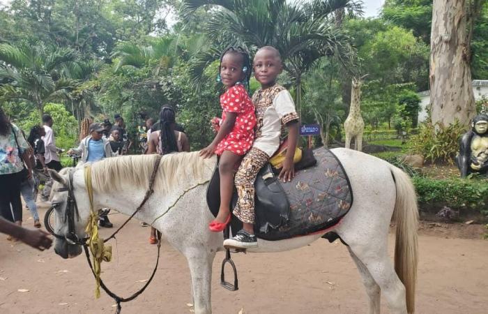 Una verdadera “trampa para turistas” en Brazzaville, ¡los niños se lo pasan genial!