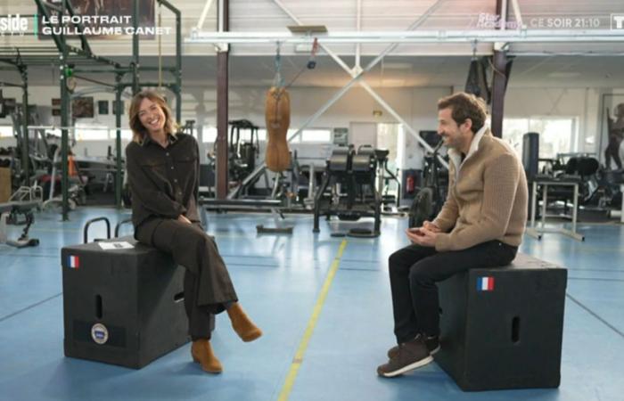 Isabelle Ithuburu atrapada por Guillaume Canet en una entrevista