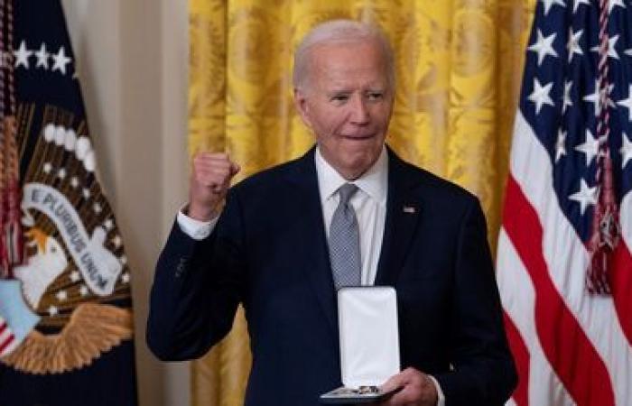 Lionel Messi, George Soros, Bono, Hillary Clinton… A pocos días de la toma de posesión de Donald Trump, Joe Biden entrega sus últimas condecoraciones