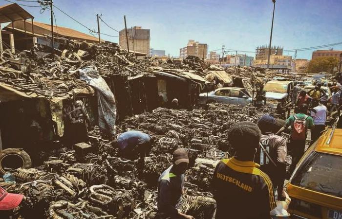 El corazón palpitante de la venta y el reciclaje de repuestos en Dakar.