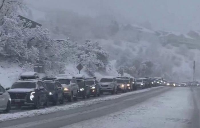 Una violenta tormenta de nieve azota el centro del país.