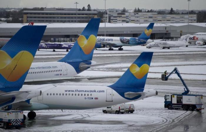 En Inglaterra, las fuertes nevadas provocan importantes perturbaciones en los aeropuertos