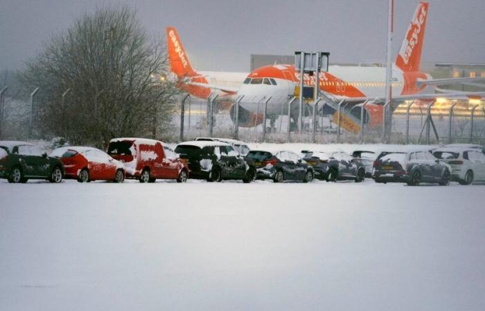 El aeropuerto John Lennon de Liverpool cierra su pista mientras la nieve cubre Merseyside