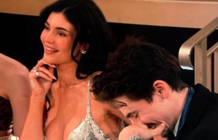 Vea fotos de Kylie Jenner y Timothée Chalamet en los Globos de Oro 2025