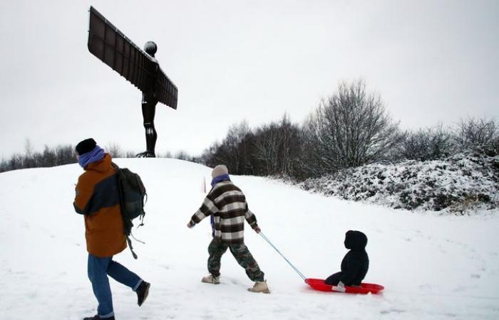 Clima en el Reino Unido: fuertes nevadas azotan gran parte del Reino Unido y miles de personas se quedaron sin electricidad, con advertencias extendidas hasta el lunes