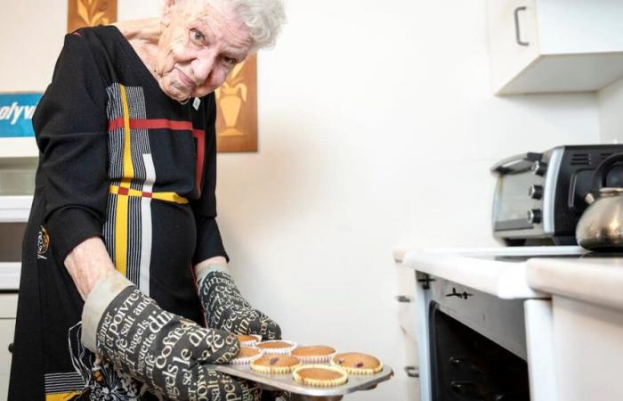 Con casi 102 años, esta anciana todavía cocina ella misma todas sus comidas.