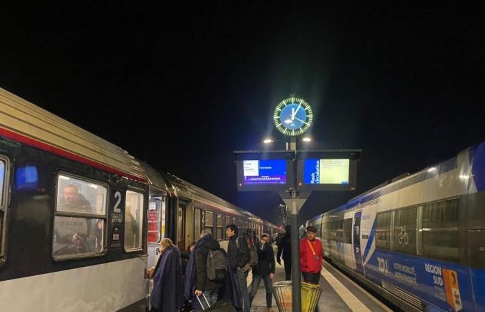 En el tren París-Briançon, los viajeros terminan su viaje con tres horas de retraso y cubiertos con edredones