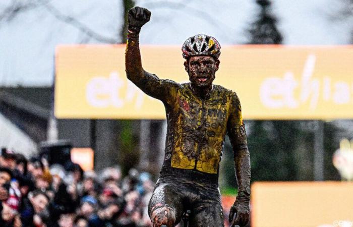 El supremo Wout van Aert destruye la oposición en Dendermonde