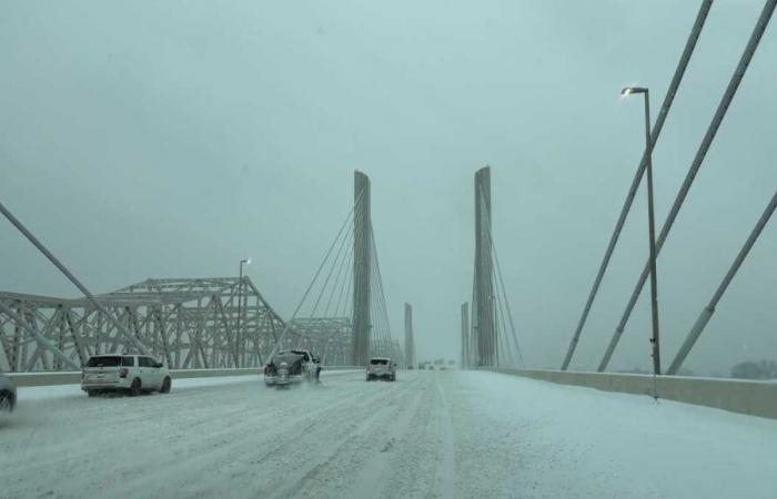 La nieve cubre la región de Louisville; hielo en el camino