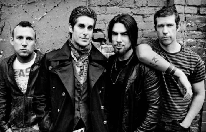 Tres miembros de la banda están trabajando en nueva música, pero Perry Farrell permanece ausente.