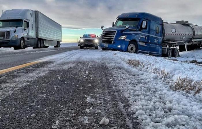 El estado emite una ‘Alerta de emergencia’ y aconseja a los conductores que se mantengan alejados de las carreteras debido al clima invernal