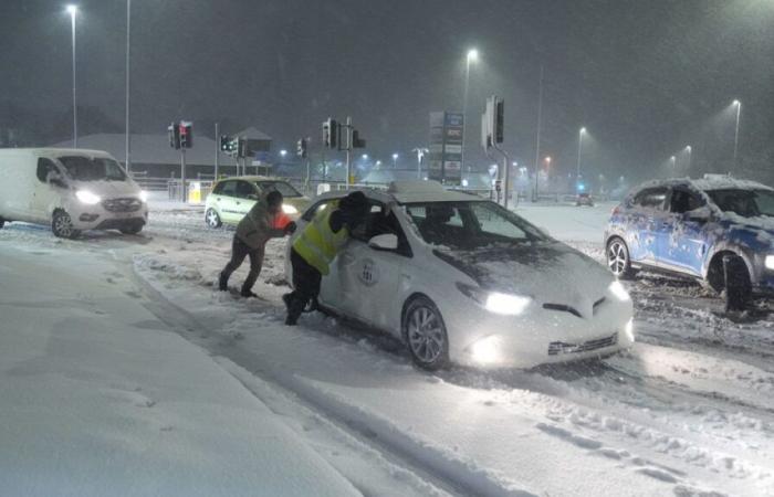 Fuertes nevadas provocan el cierre de aeropuertos en el Reino Unido