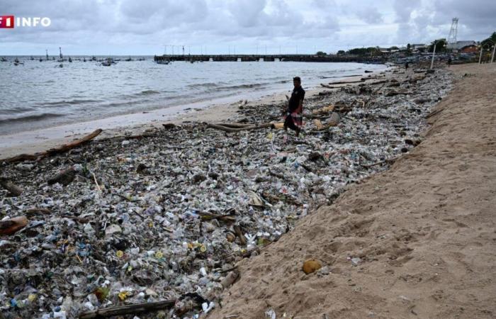 Una marea de residuos plásticos llega a las playas de Bali.