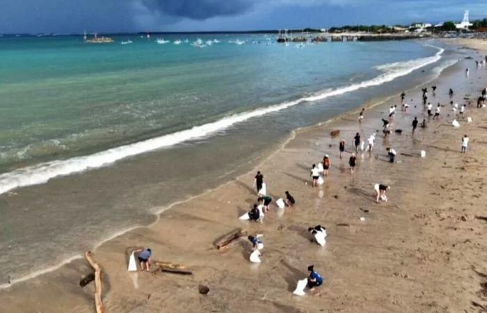 Voluntarios limpian la playa Kedonganan de Bali de la contaminación plástica provocada por los monzones