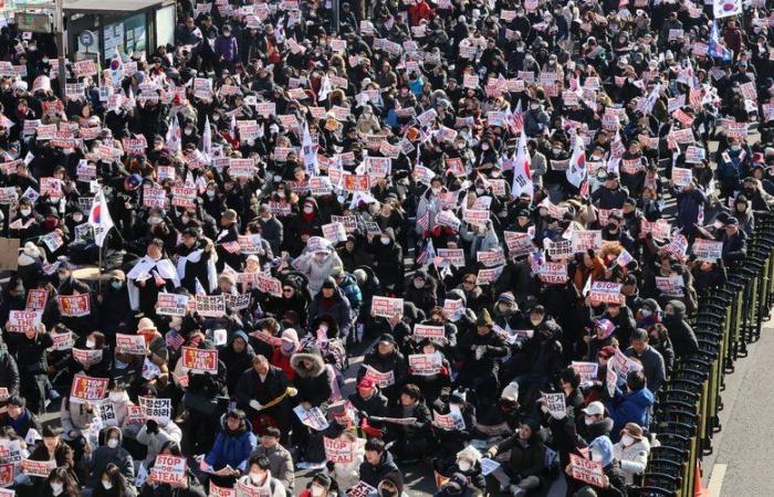 A favor y en contra de Yoon, miles de personas en las calles de Seúl antes de que expire su orden de arresto.