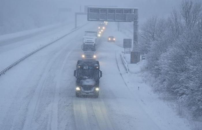 Clima en el Reino Unido: fuertes nevadas azotan gran parte del Reino Unido y miles de personas se quedaron sin electricidad, con advertencias extendidas hasta el lunes