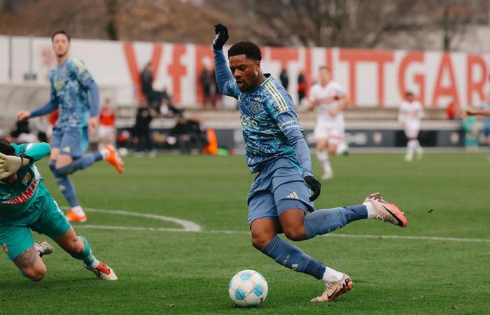 Chuba Akpom brilla mientras el Ajax lucha para empatar con el Stuttgart