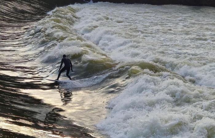 VIDEO. Unos personajes misteriosos surfean en el Doubs, en Besançon