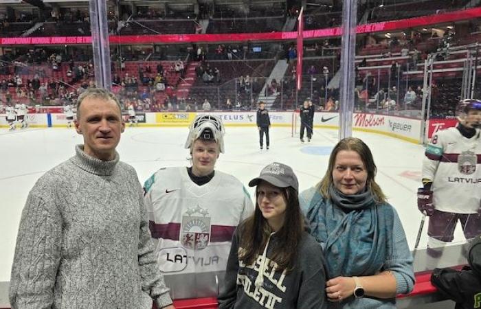 Un portero del Sherbrooke Phoenix destaca durante el torneo mundial de hockey juvenil