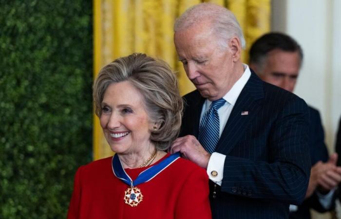 Condecorada por Joe Biden, Hillary Clinton opta por un outfit con un simbolismo muy especial