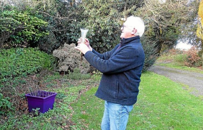 este residente registra la lluvia en su jardín todos los días