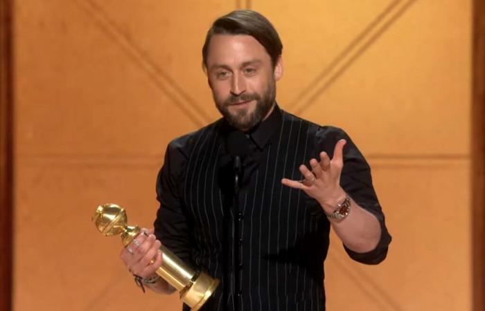 Kieran Culkin acepta el Globo de Oro 2025 tras dispararse con Mario López