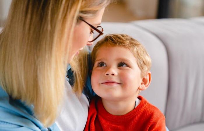 Este hábito común de todos los padres debería prohibirse delante de los niños, según los expertos