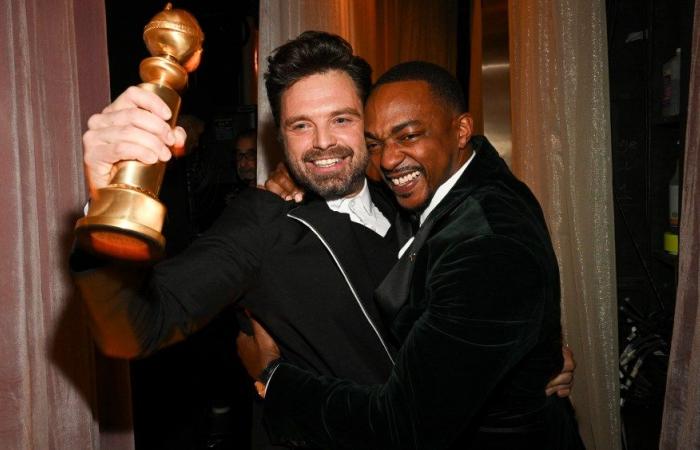 Anthony Mackie choca con Sebastian Stan Entrevistas a los ganadores de los Globos de Oro