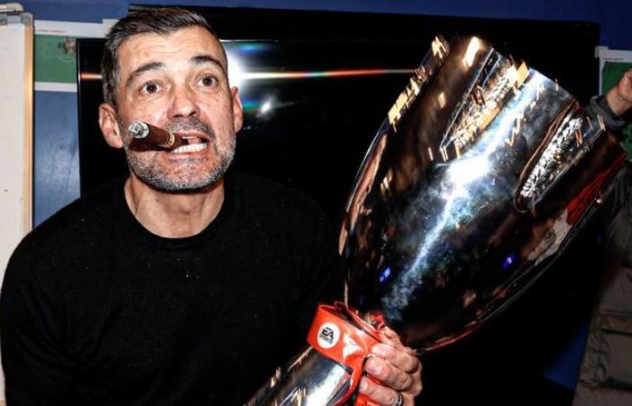 Remontada, cigarro y balanceo… Sergio Conceiçao y el AC Milan derrotan al Inter en la final