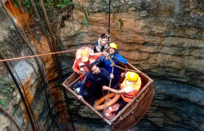 Los rescatistas intentan llegar a los mineros atrapados bajo tierra por la inundación.