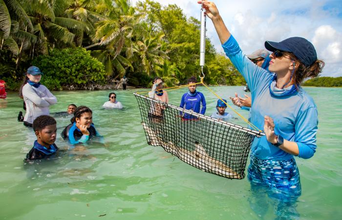 Una mujer suiza explora el océano en Seychelles.