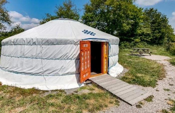 Una yurta arrasada por un incendio en lo profundo del bosque en un lugar inaccesible, sus habitantes fueron reubicados