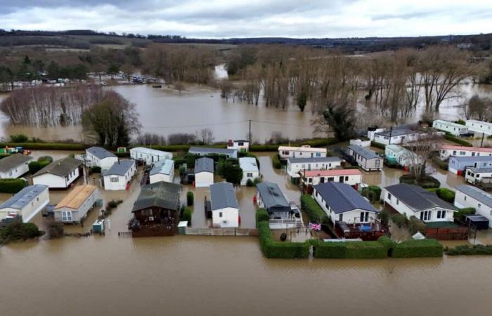 Decenas de personas rescatadas cuando la lluvia provoca inundaciones y se interrumpen los viajes en partes del Reino Unido