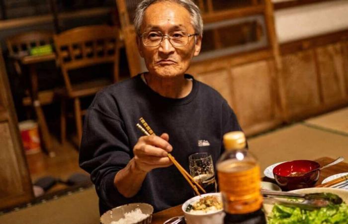 [PHOTOS] El “maestro del excremento” japonés se enorgullece de alimentar directamente a la Madre Naturaleza