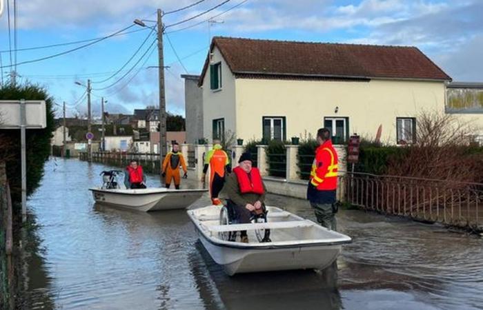 Personas mayores evacuadas en barco de una residencia de ancianos