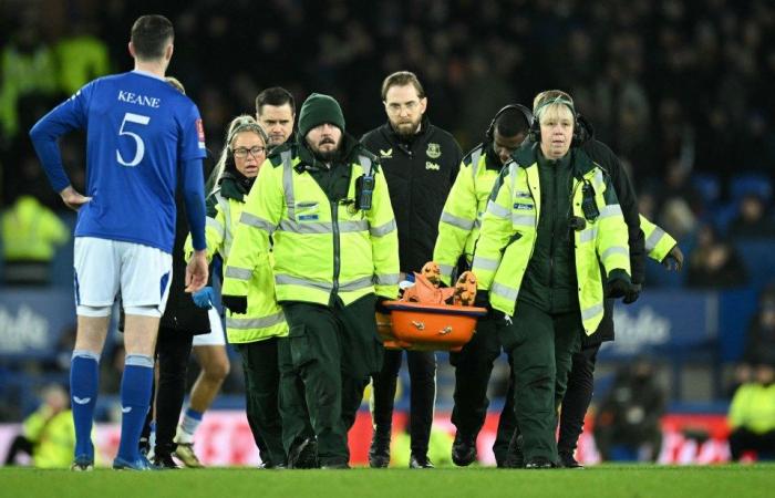 Armando Broja recibe oxígeno y se retira en camilla en los últimos instantes del choque Everton vs Peterborough