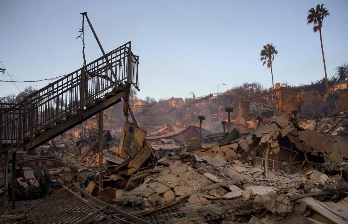 En Los Ángeles, el viento finalmente está amainando pero los incendios siguen arrasando