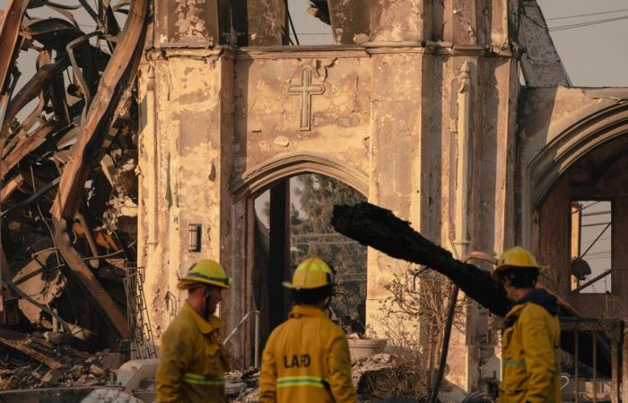 Los Ángeles | Los incendios siguen incontrolados, pero el viento amaina