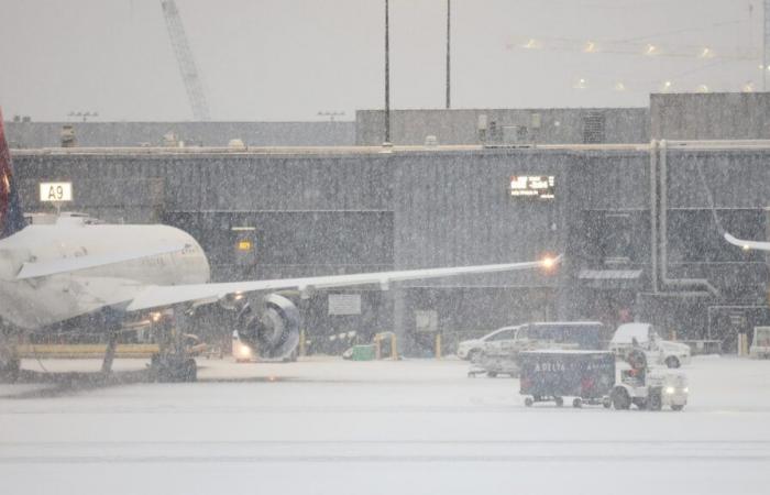 Una enorme tormenta invernal continúa arrojando nieve en todo el sur