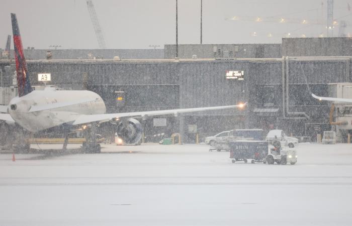 Una enorme tormenta invernal continúa arrojando nieve en todo el sur