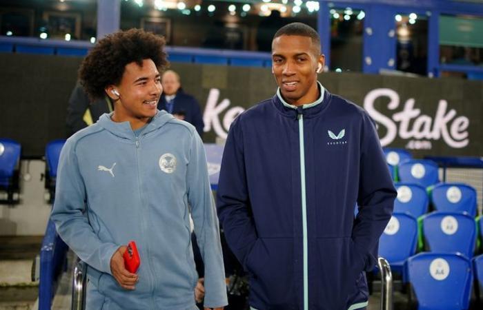 Everton vs Peterborough: Ashley Young ‘destripada’ después de que su hijo se quedara en el banquillo para la eliminatoria de la Copa FA | Noticias del Reino Unido