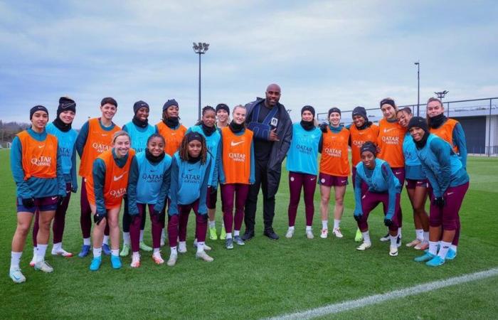 PSG: cuando Teddy Riner, con el brazo en cabestrillo, juega al fútbol con las mujeres y las promesas del club