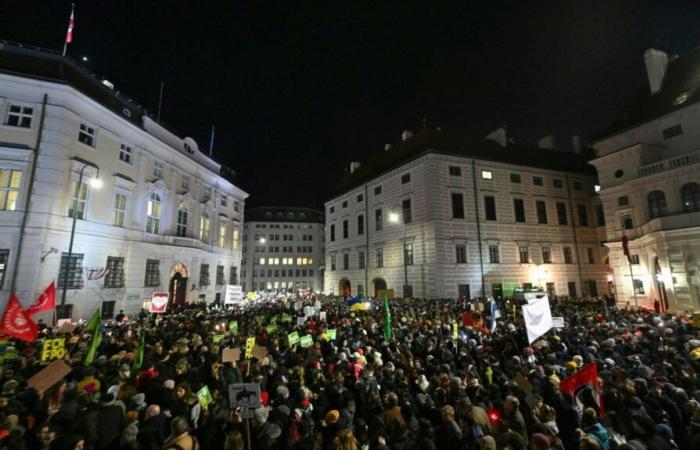 Miles de austriacos se manifiestan contra la extrema derecha, a las puertas del poder.