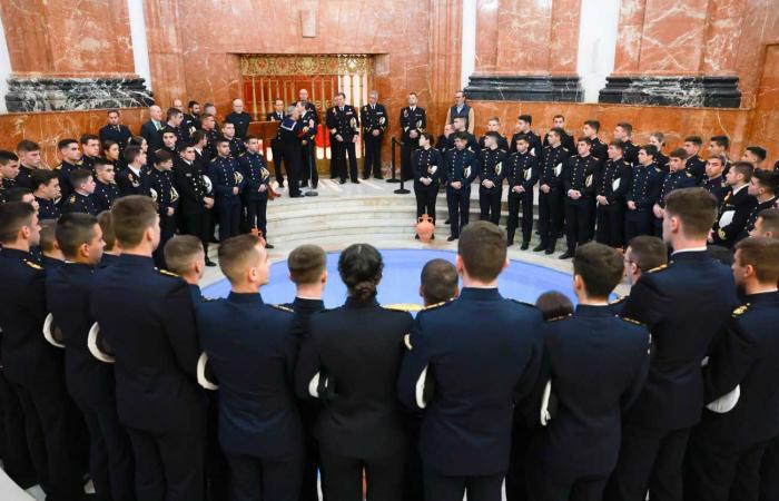 La princesa Leonor y sus 75 compañeros rezan en Cádiz antes de zarpar