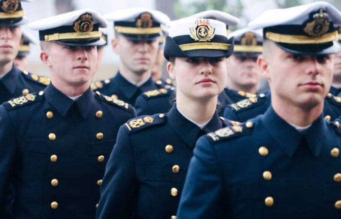 La princesa Leonor y sus 75 compañeros rezan en Cádiz antes de zarpar